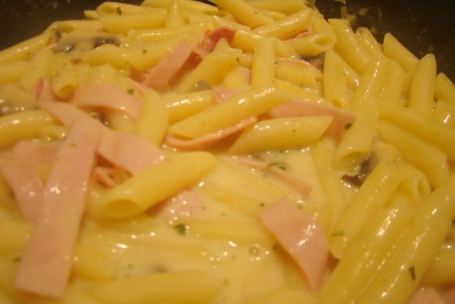 Penne w sosie serowym z pieczarkami i szynką  Penne w sosie serowym z pieczarkami i szynką