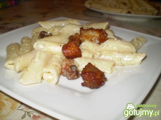 Penne w sosie śmietanowo-czosnkowym 