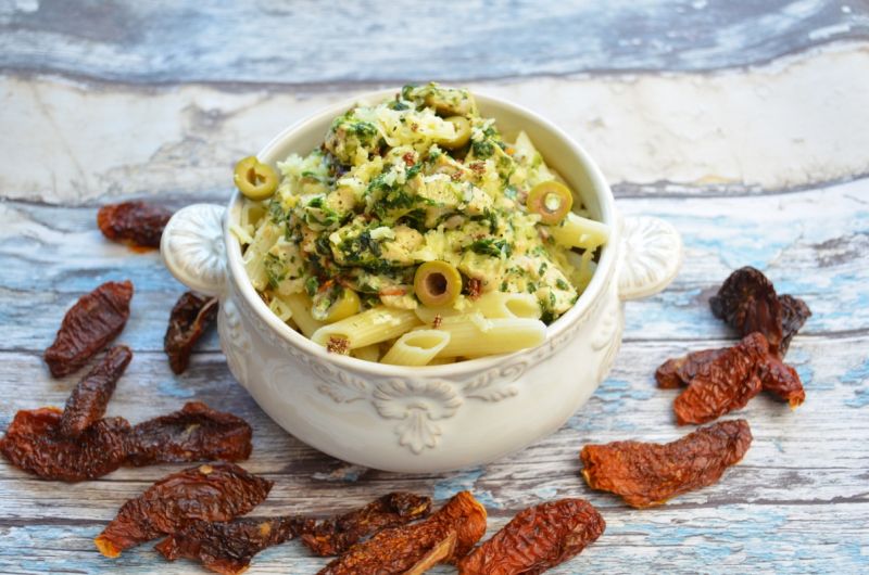 Penne w sosie szpinakowym z oliwkami Penne w sosie szpinakowym z oliwkami