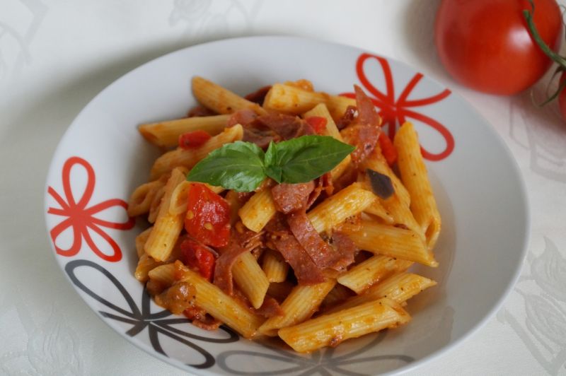 Penne z bakłażanem, pomidorami i salami  Penne z bakłażanem, pomidorami i salami
