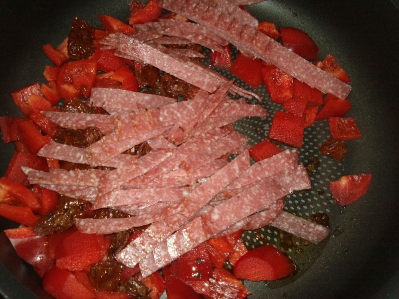 Penne z bakłażanem, pomidorami i salami 