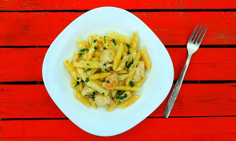 Penne z białymi szparagami i kurczakiem Penne z białymi szparagami i kurczakiem