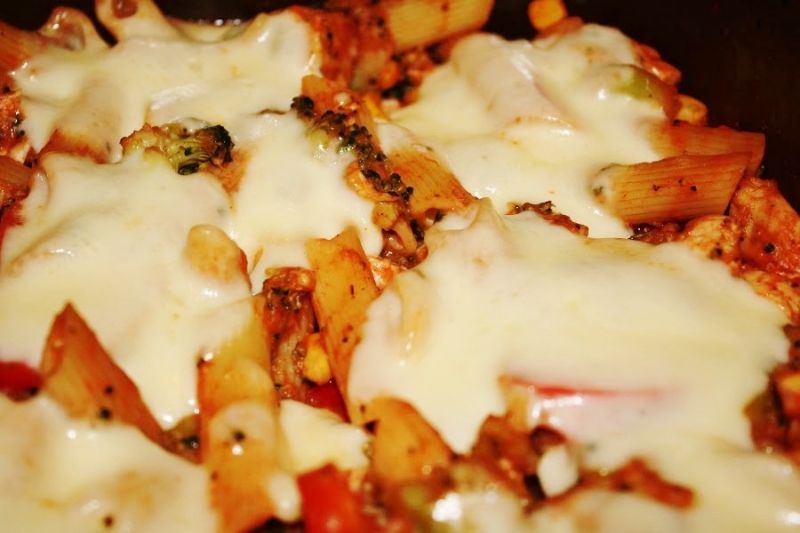 Penne z brokuami i sosem kebab-gyros  Penne z brokuami i sosem kebab-gyros