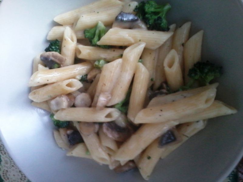 Penne z brokułami w sosie serowym. Penne z brokułami w sosie serowym.
