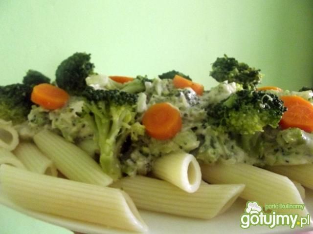 Penne z brokułami w sosie serowym