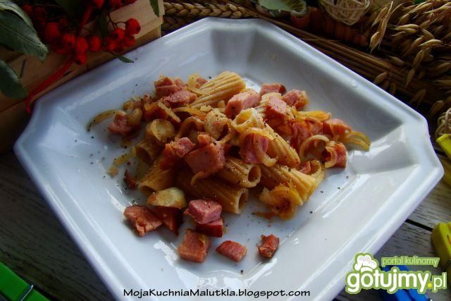 Penne z cebulkami i szyneczką  Penne z cebulkami i szyneczką