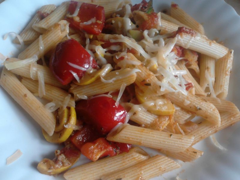 Penne z cukinią, papryką i pomidorami Penne z cukinią, papryką i pomidorami