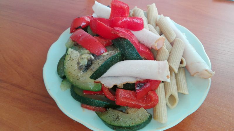 Penne z duszonymi warzywami oraz wędliną  Penne z duszonymi warzywami oraz wędliną