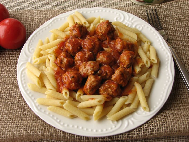 Penne z klopsikami w sosie pomidorowym Penne z klopsikami w sosie pomidorowym