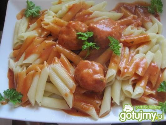 Penne z klopsikami w sosie pomidorowym Penne z klopsikami w sosie pomidorowym