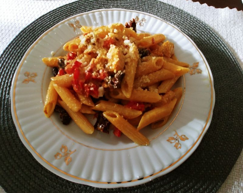 Penne z kurczakiem curry i suszonymi pomidorami Penne z kurczakiem curry i suszonymi pomidorami