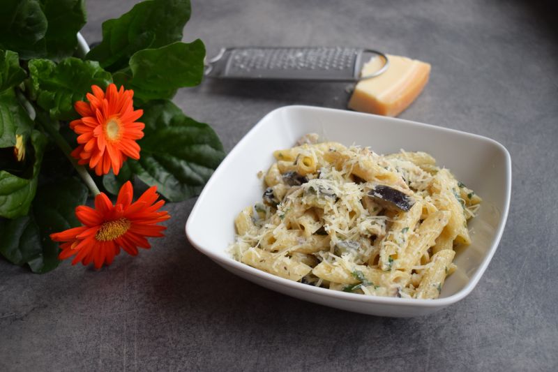 Penne z kurczakiem i bakłążanem w kremowym sosie