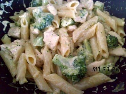 Penne z kurczakiem i brokułami