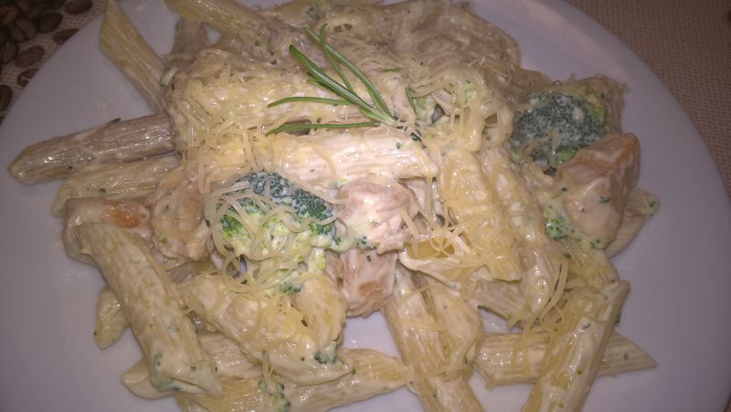 Penne z kurczakiem i brokułami w sosie serowym Penne z kurczakiem i brokułami w sosie serowym