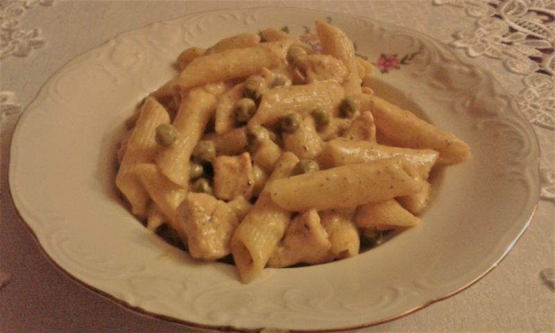 Penne z kurczakiem i groszkiem cukrowym