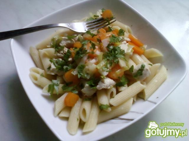 Penne z kurczakiem i młodą włoszczyzną Penne z kurczakiem i młodą włoszczyzną
