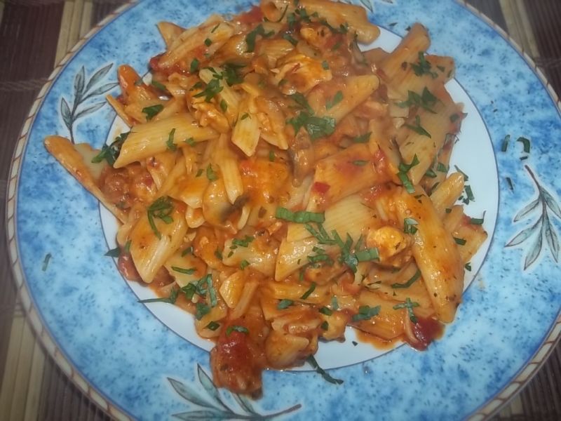 Penne z kurczakiem i pieczarkami Penne z kurczakiem i pieczarkami
