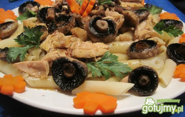 Penne z kurczakiem i pieczarkami