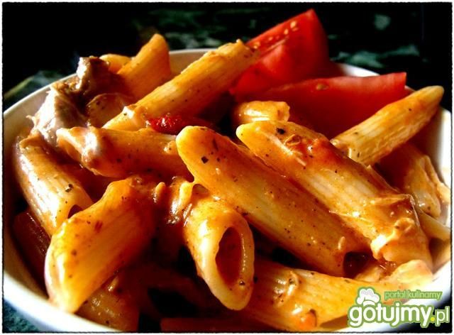 Penne z kurczakiem i pomidorami Penne z kurczakiem i pomidorami