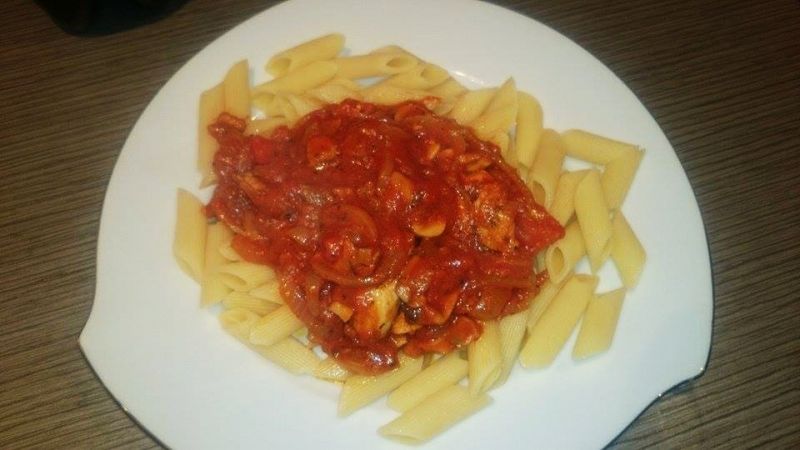 Penne z kurczakiem i pomidorami Penne z kurczakiem i pomidorami