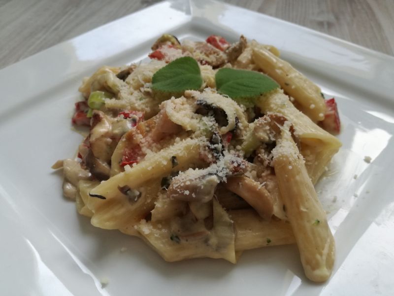 Penne z kurczakiem i sosem serowym Penne z kurczakiem i sosem serowym