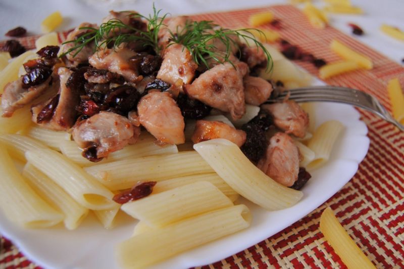 Penne z kurczakiem i żurawiną