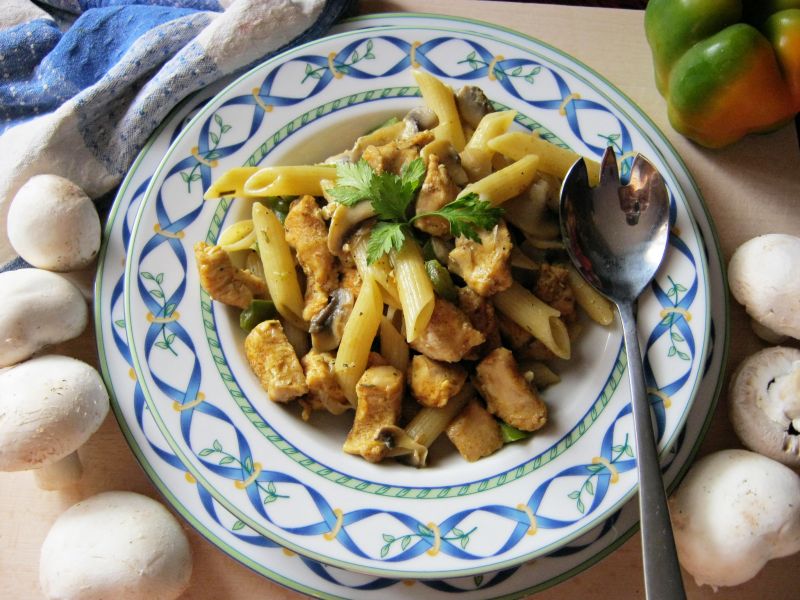 Penne z kurczakiem, rozmarynem i warzywami Penne z kurczakiem, rozmarynem i warzywami