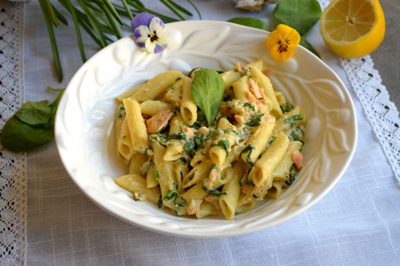 Penne z łososiem i szpinakiem w sosie śmietanowym 