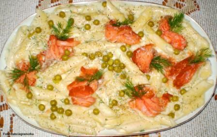 Penne z łososiem wędzonym i sosem : Penne z łososiem wędzonym i sosem :