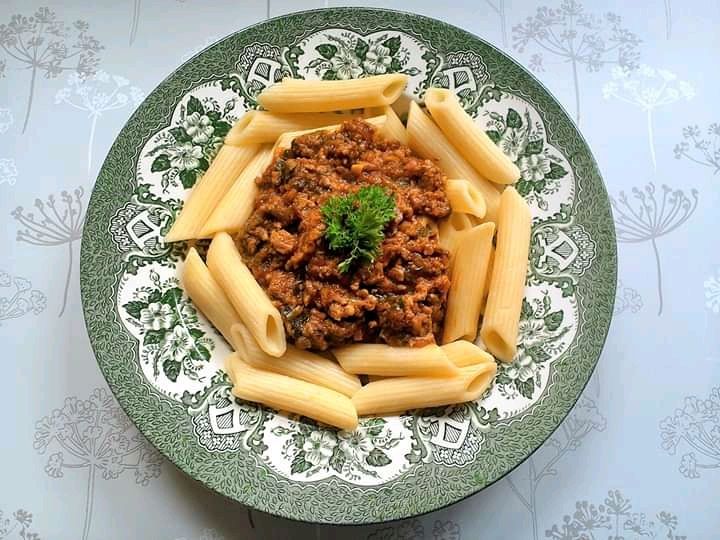 Penne z mięsem i cukinią w sosie pomidorowym  Penne z mięsem i cukinią w sosie pomidorowym