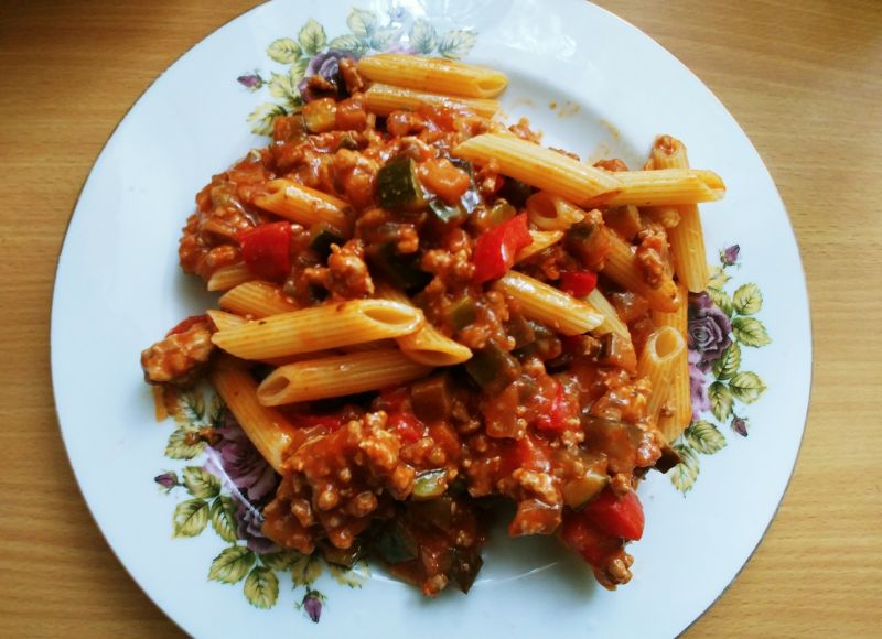 Penne z mięsem mielonym i jesiennymi warzywami