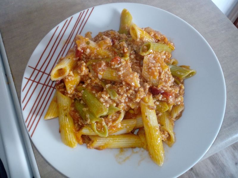 Penne z mięsem mielonym w sosie
