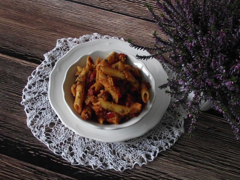 Penne z mięsno - soczewicowym sosem