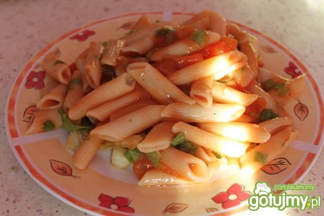 Penne z na ostro z sałatą lodową