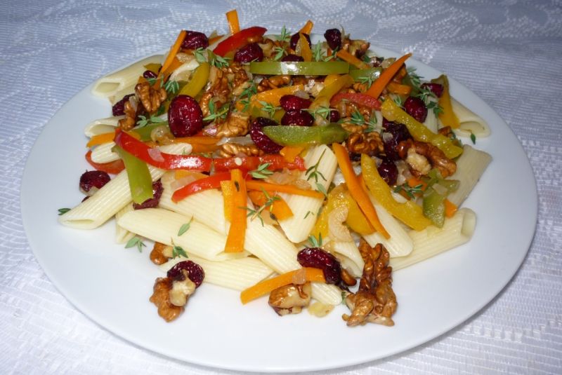 Penne z orzechami, papryką i żurawiną Penne z orzechami, papryką i żurawiną