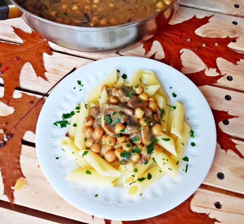 Penne z pieczarkami i ciecierzycą  Penne z pieczarkami i ciecierzycą