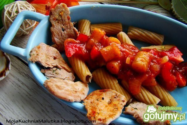 Penne z polędwiczką i sosem warzywnym 
