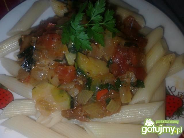 Penne z pomidorami i cukinią Zub3r'a