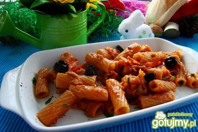 Penne z pomidorami i tuńczykiem 