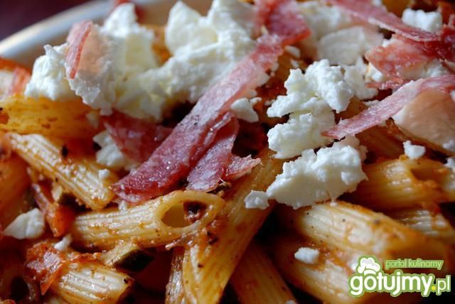 Penne z pomidoramy, fetą i salami