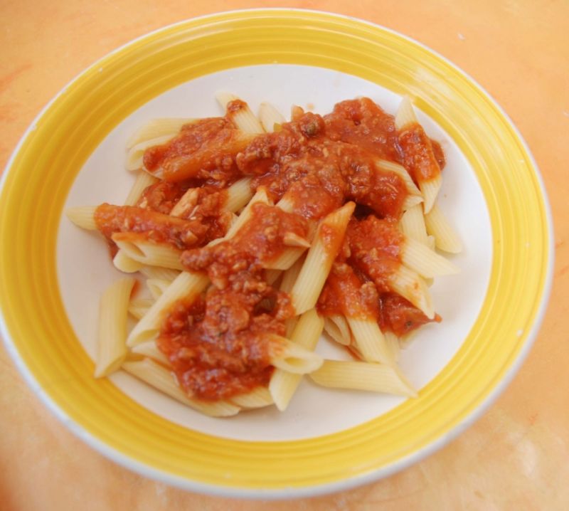 Penne z pomidorowym sosem i tuńczykiem Penne z pomidorowym sosem i tuńczykiem