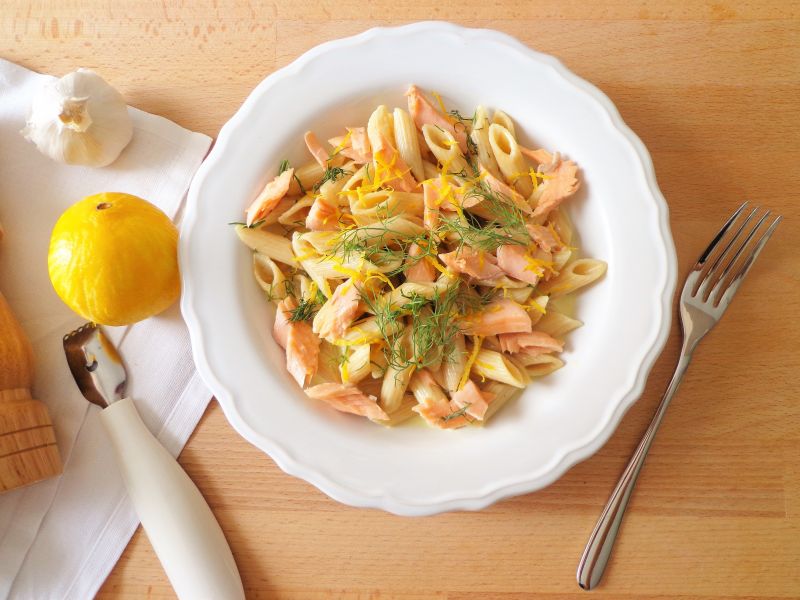 Penne z pstrągiem w sosie jogurtowo-koperkowym