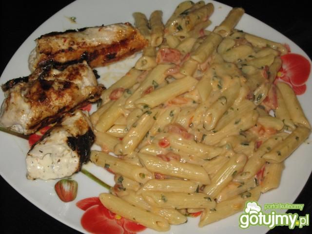 Penne z serkiem topionym i pomidorem