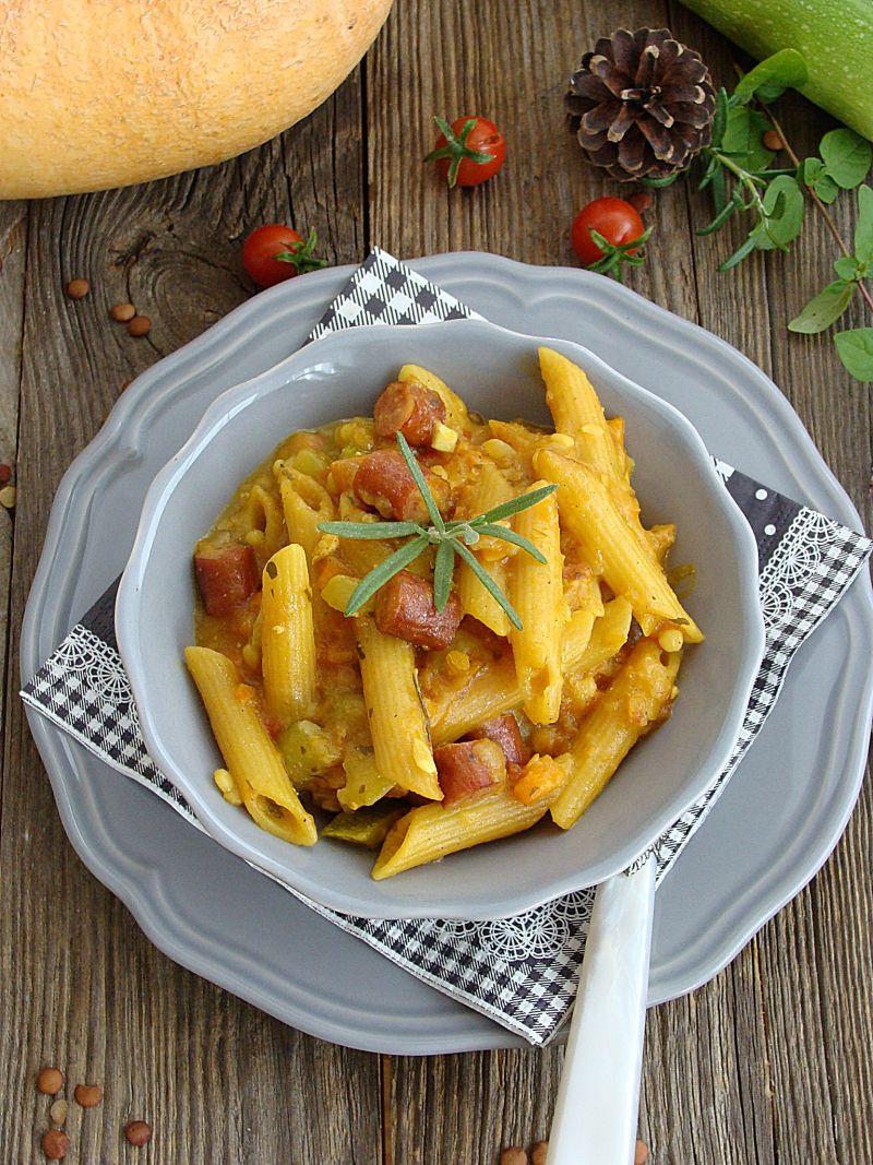 Penne z soczewicą kabanosem i cukinią