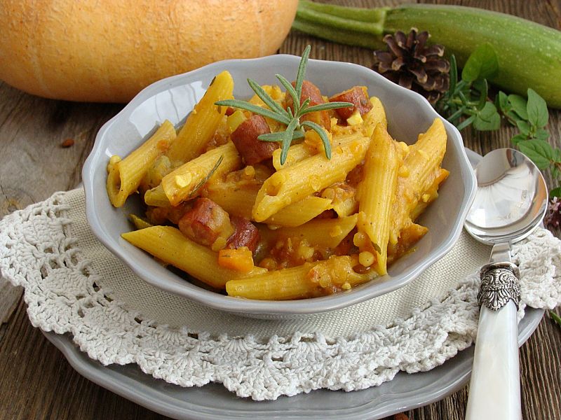Penne z soczewicą kabanosem i cukinią