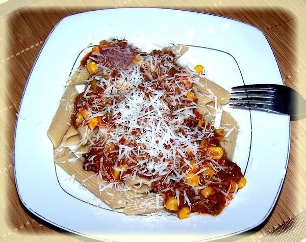 Penne z sosem mięsno-pomidorowym