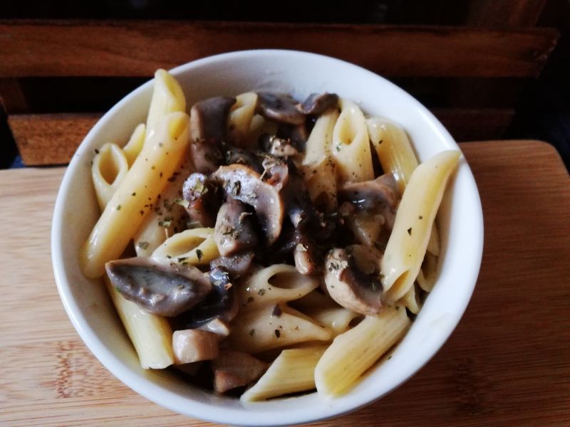 Penne z sosem pieczarkowym Penne z sosem pieczarkowym