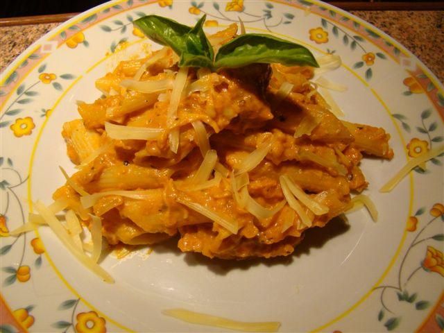 Penne z sosem pomidorow-śmietanow-serow