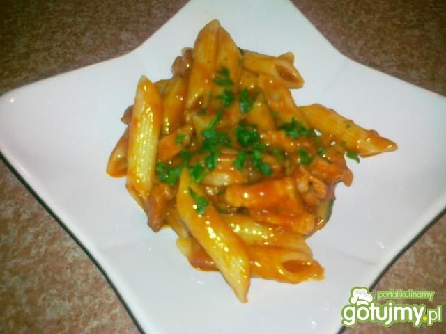 Penne z sosem pomidorowym i boczkiem