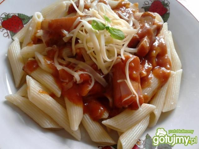 Penne z sosem pomidorowym i kiełbasą